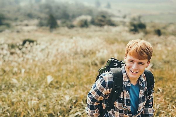 포토 JPG 주간 서양인 외국인 남자 맨라이프 여행 한명 서기 미소 상반신 20대 성인 야외 앞모습 제주도 등산 즐거움 오름 성인남자한명만 국내포토 자연요소 1 라이프스타일 감정 뷰포인트 모션 한국 표정 사람 인종 청년 트래킹 남자한명만 성인남자만 파일형식