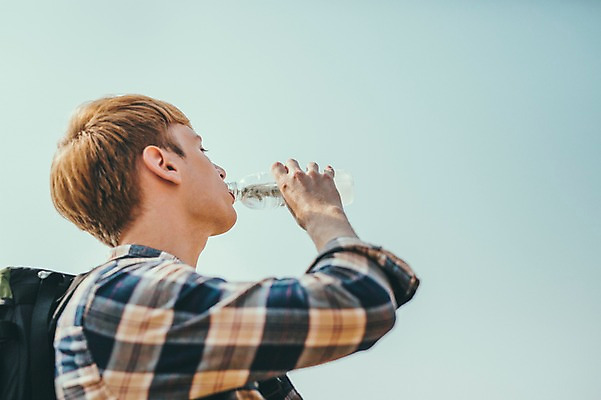 포토 JPG 주간 서양인 외국인 남자 맨라이프 여행 휴식 한명 서기 상반신 20대 성인 야외 옆모습 제주도 등산 오름 물마시기 성인남자한명만 국내포토 자연요소 1 라이프스타일 뷰포인트 컨셉 모션 한국 사람 인종 청년 트래킹 마시기 남자한명만 성인남자만 파일형식