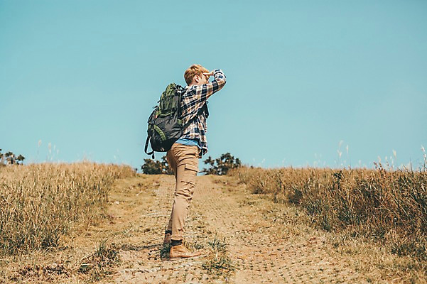 포토 JPG 주간 전신 서양인 외국인 남자 맨라이프 여행 휴식 한명 서기 20대 성인 야외 옆모습 제주도 등산 구경 오름 성인남자한명만 국내포토 자연요소 1 라이프스타일 뷰포인트 컨셉 모션 한국 사람 인종 청년 트래킹 남자한명만 성인남자만 파일형식