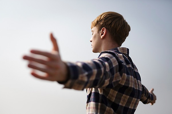 포토 JPG 주간 서양인 외국인 남자 맨라이프 여행 팔벌리기 휴식 한명 서기 상반신 20대 성인 야외 옆모습 제주도 등산 자유 오름 성인남자한명만 국내포토 자연요소 1 라이프스타일 뷰포인트 컨셉 모션 한국 사람 인종 청년 트래킹 남자한명만 성인남자만 파일형식