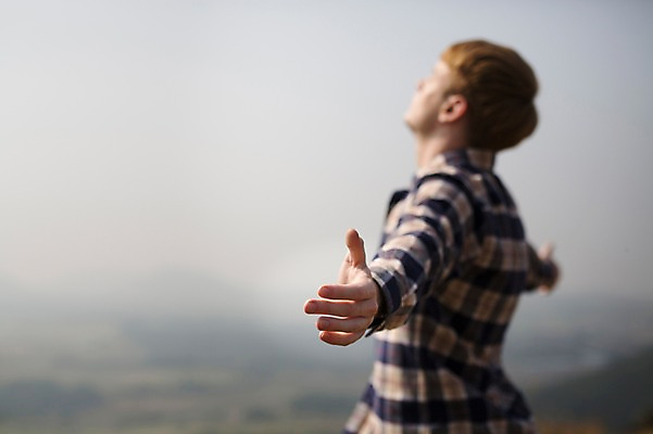 포토 JPG 주간 서양인 외국인 남자 맨라이프 여행 휴식 한명 서기 상반신 20대 성인 야외 옆모습 제주도 등산 자유 오름 성인남자한명만 국내포토 자연요소 1 라이프스타일 뷰포인트 컨셉 모션 한국 사람 인종 청년 트래킹 남자한명만 성인남자만 파일형식