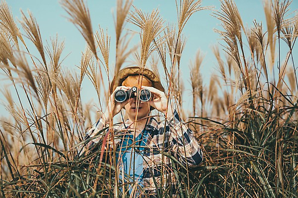 포토 JPG 주간 서양인 외국인 남자 맨라이프 여행 한명 서기 들기 상반신 20대 성인 야외 앞모습 제주도 등산 쌍안경 구경 즐거움 억새 오름 성인남자한명만 국내포토 자연요소 식물 1 라이프스타일 감정 뷰포인트 모션 한국 사람 인종 청년 트래킹 망원경 남자한명만 성인남자만 파일형식