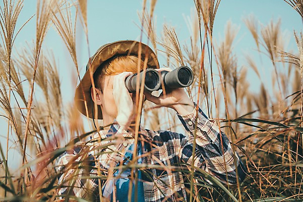 포토 JPG 주간 서양인 외국인 남자 맨라이프 여행 한명 서기 들기 상반신 20대 성인 야외 앞모습 제주도 등산 쌍안경 구경 즐거움 억새 오름 성인남자한명만 국내포토 자연요소 식물 1 라이프스타일 감정 뷰포인트 모션 한국 사람 인종 청년 트래킹 망원경 남자한명만 성인남자만 파일형식