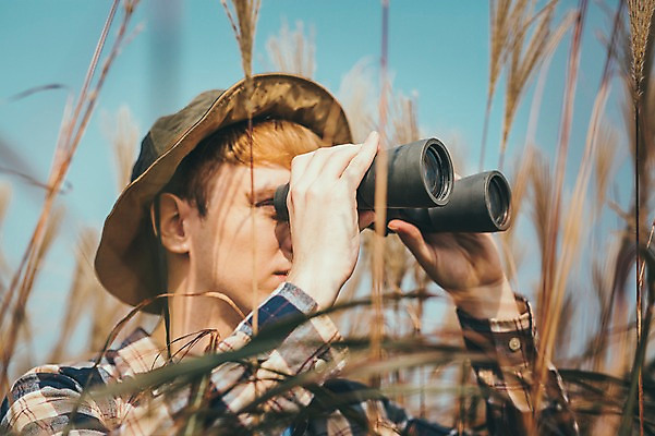 포토 JPG 주간 서양인 외국인 남자 맨라이프 여행 한명 서기 들기 상반신 20대 성인 야외 앞모습 제주도 등산 쌍안경 구경 즐거움 억새 오름 성인남자한명만 국내포토 자연요소 식물 1 라이프스타일 감정 뷰포인트 모션 한국 사람 인종 청년 트래킹 망원경 남자한명만 성인남자만 파일형식