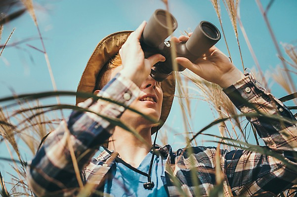 포토 JPG 주간 서양인 외국인 남자 맨라이프 여행 한명 서기 들기 상반신 20대 성인 야외 앞모습 제주도 등산 쌍안경 구경 즐거움 억새 오름 성인남자한명만 국내포토 자연요소 식물 1 라이프스타일 감정 뷰포인트 모션 한국 사람 인종 청년 트래킹 망원경 남자한명만 성인남자만 파일형식