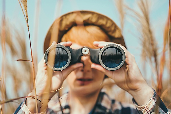 포토 JPG 주간 서양인 외국인 남자 맨라이프 여행 한명 서기 들기 상반신 20대 성인 야외 앞모습 제주도 등산 쌍안경 구경 즐거움 억새 오름 안식처 성인남자한명만 국내포토 자연요소 식물 1 라이프스타일 감정 뷰포인트 모션 휴식 한국 사람 인종 청년 트래킹 망원경 남자한명만 성인남자만 파일형식