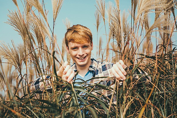 포토 JPG 주간 서양인 외국인 남자 맨라이프 여행 휴식 한명 서기 미소 상반신 20대 성인 야외 앞모습 제주도 등산 억새 오름 성인남자한명만 국내포토 자연요소 식물 1 라이프스타일 뷰포인트 컨셉 모션 한국 표정 사람 인종 청년 트래킹 남자한명만 성인남자만 파일형식