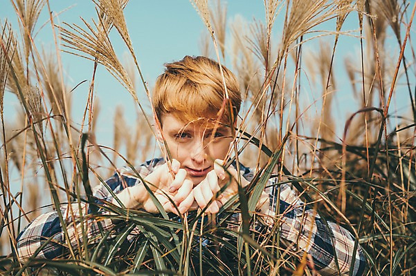 포토 JPG 주간 서양인 외국인 남자 맨라이프 여행 휴식 한명 서기 상반신 20대 성인 야외 앞모습 제주도 등산 억새 오름 성인남자한명만 국내포토 자연요소 식물 1 라이프스타일 뷰포인트 컨셉 모션 한국 사람 인종 청년 트래킹 남자한명만 성인남자만 파일형식