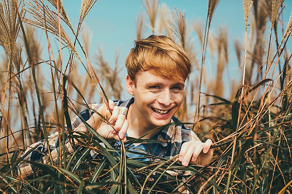 포토 JPG 주간 서양인 외국인 남자 맨라이프 여행 휴식 한명 서기 미소 상반신 20대 성인 야외 앞모습 제주도 등산 억새 오름 성인남자한명만 국내포토 자연요소 식물 1 라이프스타일 뷰포인트 컨셉 모션 한국 표정 사람 인종 청년 트래킹 남자한명만 성인남자만 파일형식
