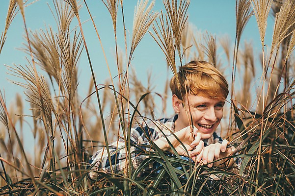 포토 JPG 주간 서양인 외국인 남자 맨라이프 여행 휴식 한명 서기 미소 상반신 20대 성인 야외 앞모습 제주도 등산 억새 오름 성인남자한명만 국내포토 자연요소 식물 1 라이프스타일 뷰포인트 컨셉 모션 한국 표정 사람 인종 청년 트래킹 남자한명만 성인남자만 파일형식