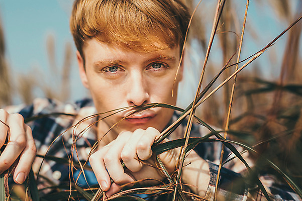 포토 JPG 주간 서양인 외국인 남자 맨라이프 여행 휴식 한명 서기 상반신 20대 성인 야외 앞모습 제주도 등산 억새 오름 성인남자한명만 국내포토 자연요소 식물 1 라이프스타일 뷰포인트 컨셉 모션 한국 사람 인종 청년 트래킹 남자한명만 성인남자만 파일형식