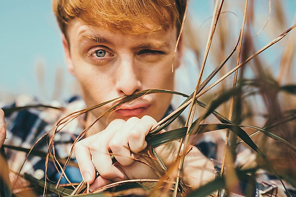 포토 JPG 주간 서양인 외국인 남자 맨라이프 여행 휴식 한명 서기 상반신 20대 성인 야외 앞모습 제주도 등산 억새 오름 성인남자한명만 국내포토 자연요소 식물 1 라이프스타일 뷰포인트 컨셉 모션 한국 사람 인종 청년 트래킹 남자한명만 성인남자만 파일형식