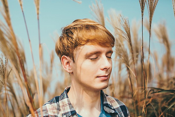 포토 JPG 주간 서양인 외국인 남자 맨라이프 여행 휴식 한명 서기 상반신 20대 성인 야외 앞모습 제주도 눈감음 등산 억새 오름 성인남자한명만 국내포토 자연요소 식물 1 라이프스타일 뷰포인트 컨셉 모션 한국 사람 인종 청년 트래킹 남자한명만 성인남자만 파일형식