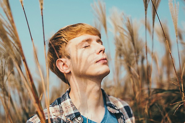 포토 JPG 주간 서양인 외국인 남자 맨라이프 여행 휴식 한명 서기 상반신 20대 성인 야외 앞모습 제주도 눈감음 등산 억새 오름 안식처 성인남자한명만 국내포토 자연요소 식물 1 라이프스타일 뷰포인트 컨셉 모션 한국 사람 인종 청년 트래킹 남자한명만 성인남자만 파일형식