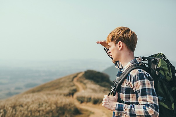 포토 JPG 주간 서양인 외국인 남자 맨라이프 여행 휴식 한명 서기 상반신 20대 성인 야외 옆모습 제주도 등산 구경 오름 성인남자한명만 국내포토 자연요소 1 라이프스타일 뷰포인트 컨셉 모션 한국 사람 인종 청년 트래킹 남자한명만 성인남자만 파일형식