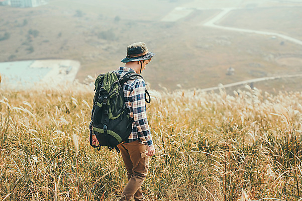 포토 JPG 주간 서양인 외국인 남자 맨라이프 여행 배낭 한명 상반신 20대 성인 야외 옆모습 제주도 걷기 등산 즐거움 억새 오름 성인남자한명만 국내포토 자연요소 식물 1 라이프스타일 감정 뷰포인트 가방 모션 한국 사람 인종 청년 트래킹 남자한명만 성인남자만 파일형식