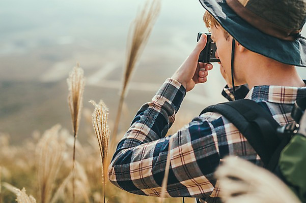 포토 JPG 주간 서양인 외국인 남자 맨라이프 여행 휴식 한명 서기 들기 상반신 20대 성인 야외 뒷모습 제주도 카메라 사진촬영 등산 즐거움 억새 오름 성인남자한명만 국내포토 자연요소 식물 1 라이프스타일 감정 뷰포인트 컨셉 모션 한국 사람 인종 청년 전자제품 촬영 트래킹 남자한명만 성인남자만 파일형식