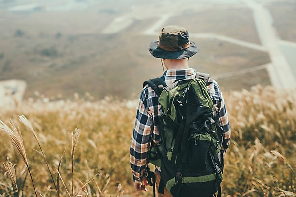 포토 JPG 주간 서양인 외국인 남자 맨라이프 여행 배낭 한명 상반신 20대 성인 야외 뒷모습 제주도 걷기 등산 즐거움 억새 오름 성인남자한명만 국내포토 자연요소 식물 1 라이프스타일 감정 뷰포인트 가방 모션 한국 사람 인종 청년 트래킹 남자한명만 성인남자만 파일형식