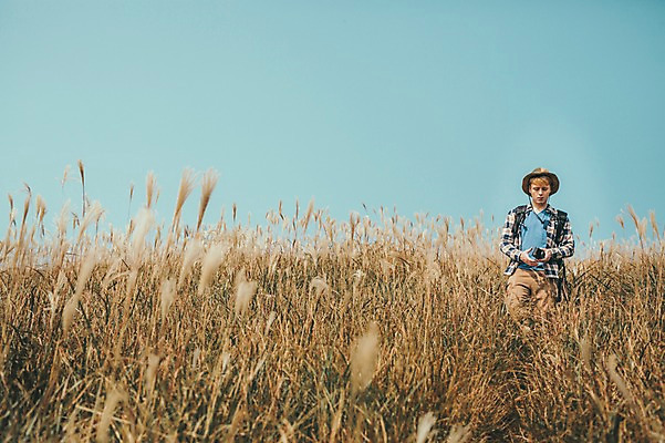 포토 JPG 주간 서양인 외국인 남자 맨라이프 여행 한명 상반신 20대 성인 야외 앞모습 제주도 걷기 등산 즐거움 억새 오름 성인남자한명만 국내포토 자연요소 식물 1 라이프스타일 감정 뷰포인트 모션 한국 사람 인종 청년 트래킹 남자한명만 성인남자만 파일형식