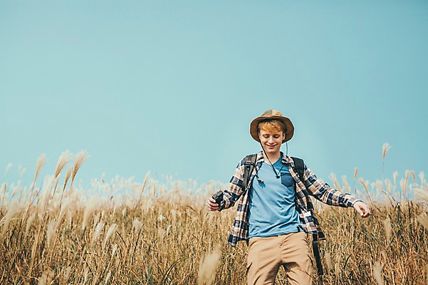 포토 JPG 주간 서양인 외국인 남자 맨라이프 여행 한명 미소 상반신 20대 성인 야외 앞모습 제주도 걷기 등산 즐거움 억새 오름 성인남자한명만 국내포토 자연요소 식물 1 라이프스타일 감정 뷰포인트 모션 한국 표정 사람 인종 청년 트래킹 남자한명만 성인남자만 파일형식