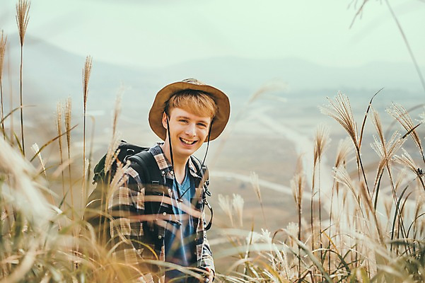 포토 JPG 주간 서양인 외국인 남자 맨라이프 여행 한명 서기 미소 상반신 20대 성인 야외 앞모습 제주도 등산 즐거움 억새 오름 성인남자한명만 국내포토 자연요소 식물 1 라이프스타일 감정 뷰포인트 모션 한국 표정 사람 인종 청년 트래킹 남자한명만 성인남자만 파일형식