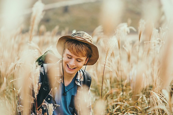 포토 JPG 주간 서양인 외국인 남자 맨라이프 여행 한명 서기 미소 상반신 20대 성인 야외 앞모습 제주도 등산 즐거움 억새 오름 성인남자한명만 국내포토 자연요소 식물 1 라이프스타일 감정 뷰포인트 모션 한국 표정 사람 인종 청년 트래킹 남자한명만 성인남자만 파일형식