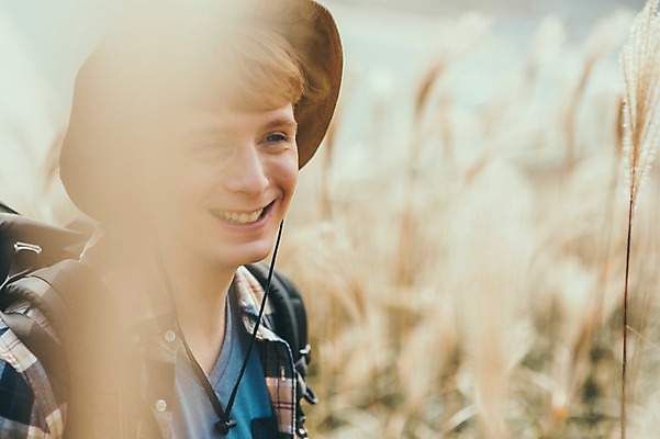 포토 JPG 주간 서양인 외국인 남자 맨라이프 여행 한명 서기 미소 상반신 20대 성인 야외 앞모습 제주도 등산 즐거움 억새 오름 성인남자한명만 국내포토 자연요소 식물 1 라이프스타일 감정 뷰포인트 모션 한국 표정 사람 인종 청년 트래킹 남자한명만 성인남자만 파일형식