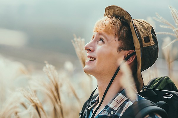 포토 JPG 주간 서양인 외국인 남자 맨라이프 여행 한명 서기 미소 상반신 20대 성인 야외 옆모습 제주도 등산 즐거움 억새 오름 성인남자한명만 국내포토 자연요소 식물 1 라이프스타일 감정 뷰포인트 모션 한국 표정 사람 인종 청년 트래킹 남자한명만 성인남자만 파일형식