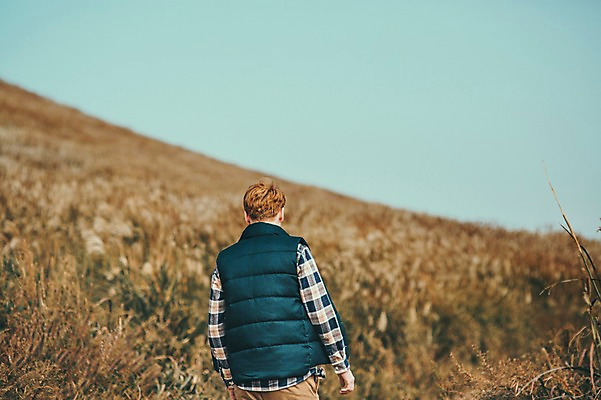 포토 JPG 주간 서양인 외국인 남자 맨라이프 여행 한명 상반신 20대 성인 야외 뒷모습 제주도 걷기 등산 즐거움 억새 오름 성인남자한명만 국내포토 자연요소 식물 1 라이프스타일 감정 뷰포인트 모션 한국 사람 인종 청년 트래킹 남자한명만 성인남자만 파일형식