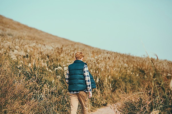 포토 JPG 주간 서양인 외국인 남자 맨라이프 여행 한명 상반신 20대 성인 야외 뒷모습 제주도 걷기 등산 즐거움 억새 오름 성인남자한명만 국내포토 자연요소 식물 1 라이프스타일 감정 뷰포인트 모션 한국 사람 인종 청년 트래킹 남자한명만 성인남자만 파일형식