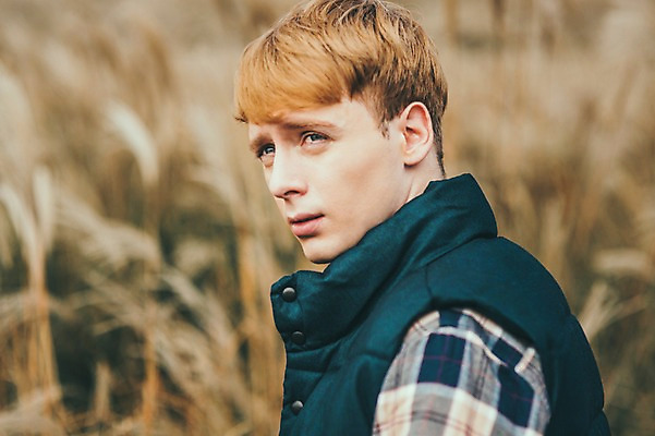 포토 JPG 주간 서양인 외국인 남자 맨라이프 여행 휴식 한명 서기 상반신 20대 성인 야외 옆모습 제주도 등산 억새 오름 성인남자한명만 국내포토 자연요소 식물 1 라이프스타일 뷰포인트 컨셉 모션 한국 사람 인종 청년 트래킹 남자한명만 성인남자만 파일형식