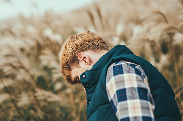 포토 JPG 주간 서양인 외국인 남자 맨라이프 여행 휴식 한명 서기 상반신 20대 성인 야외 옆모습 제주도 등산 억새 오름 성인남자한명만 국내포토 자연요소 식물 1 라이프스타일 뷰포인트 컨셉 모션 한국 사람 인종 청년 트래킹 남자한명만 성인남자만 파일형식