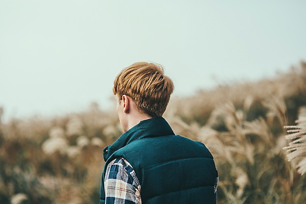 포토 JPG 주간 서양인 외국인 남자 맨라이프 여행 휴식 한명 서기 상반신 20대 성인 야외 뒷모습 제주도 등산 억새 오름 성인남자한명만 국내포토 자연요소 식물 1 라이프스타일 뷰포인트 컨셉 모션 한국 사람 인종 청년 트래킹 남자한명만 성인남자만 파일형식
