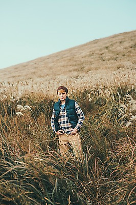 포토 JPG 주간 서양인 외국인 남자 맨라이프 여행 휴식 한명 서기 상반신 20대 성인 야외 앞모습 제주도 등산 억새 오름 성인남자한명만 국내포토 자연요소 식물 1 라이프스타일 뷰포인트 컨셉 모션 한국 사람 인종 청년 트래킹 남자한명만 성인남자만 파일형식