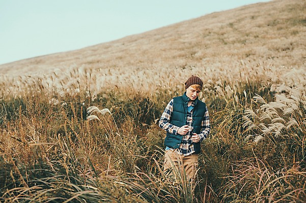 포토 JPG 주간 서양인 외국인 남자 맨라이프 여행 휴식 한명 서기 상반신 20대 성인 야외 앞모습 제주도 등산 억새 오름 성인남자한명만 국내포토 자연요소 식물 1 라이프스타일 뷰포인트 컨셉 모션 한국 사람 인종 청년 트래킹 남자한명만 성인남자만 파일형식