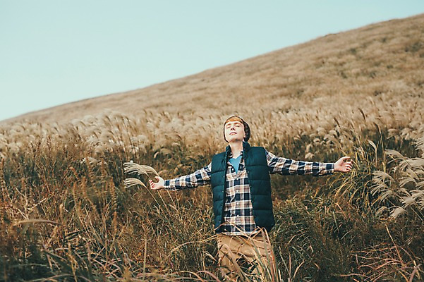 포토 JPG 주간 서양인 외국인 남자 맨라이프 여행 팔벌리기 휴식 한명 서기 상반신 20대 성인 야외 앞모습 제주도 눈감음 등산 억새 오름 성인남자한명만 국내포토 자연요소 식물 1 라이프스타일 뷰포인트 컨셉 모션 한국 사람 인종 청년 트래킹 남자한명만 성인남자만 파일형식