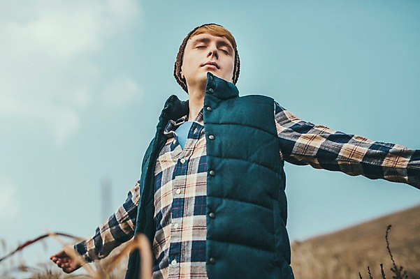 포토 JPG 주간 서양인 외국인 남자 맨라이프 여행 팔벌리기 휴식 한명 서기 상반신 20대 성인 야외 앞모습 제주도 눈감음 등산 자유 억새 오름 성인남자한명만 국내포토 자연요소 식물 1 라이프스타일 뷰포인트 컨셉 모션 한국 사람 인종 청년 트래킹 남자한명만 성인남자만 파일형식