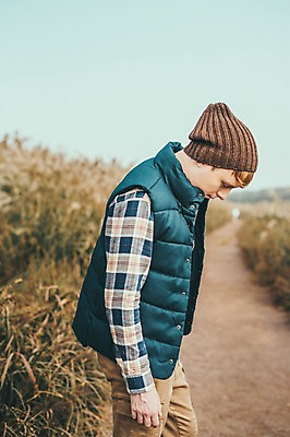 포토 JPG 주간 서양인 외국인 남자 맨라이프 여행 휴식 한명 서기 상반신 20대 성인 야외 옆모습 제주도 등산 억새 오름 성인남자한명만 국내포토 자연요소 식물 1 라이프스타일 뷰포인트 컨셉 모션 한국 사람 인종 청년 트래킹 남자한명만 성인남자만 파일형식
