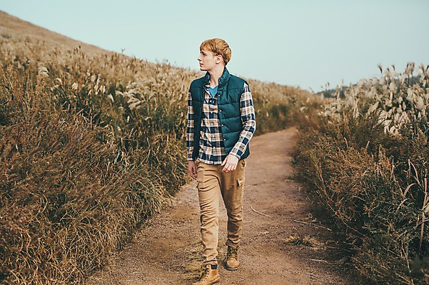 포토 JPG 주간 전신 서양인 외국인 남자 맨라이프 여행 휴식 한명 20대 성인 야외 앞모습 제주도 걷기 등산 억새 오름 성인남자한명만 국내포토 자연요소 식물 1 라이프스타일 뷰포인트 컨셉 모션 한국 사람 인종 청년 트래킹 남자한명만 성인남자만 파일형식