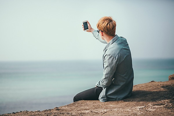 포토 JPG 주간 서양인 외국인 남자 맨라이프 여행 휴식 한명 들기 앉기 상반신 20대 성인 해변 야외 옆모습 스마트폰 제주도 셀프카메라 성인남자한명만 국내포토 자연요소 1 라이프스타일 바다 뷰포인트 컨셉 모션 한국 사람 인종 청년 핸드폰 스마트기기 사진촬영 남자한명만 성인남자만 파일형식