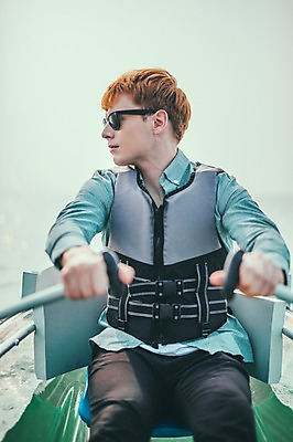 포토 JPG 주간 서양인 외국인 남자 맨라이프 여행 한명 앉기 상반신 20대 성인 해변 야외 앞모습 선글라스 제주도 즐거움 카약 노젓기 성인남자한명만 국내포토 자연요소 1 라이프스타일 감정 안경 바다 뷰포인트 모션 한국 사람 인종 청년 수상스포츠 남자한명만 성인남자만 파일형식