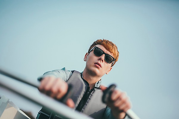 포토 JPG 주간 서양인 외국인 남자 맨라이프 여행 한명 앉기 상반신 20대 성인 해변 야외 앞모습 선글라스 제주도 즐거움 카약 노젓기 성인남자한명만 국내포토 자연요소 1 라이프스타일 감정 안경 바다 뷰포인트 모션 한국 사람 인종 청년 수상스포츠 남자한명만 성인남자만 파일형식