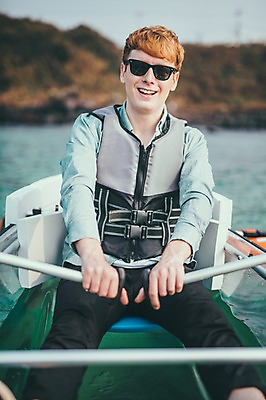 포토 JPG 주간 서양인 외국인 남자 맨라이프 여행 한명 미소 앉기 상반신 20대 성인 해변 야외 앞모습 선글라스 제주도 즐거움 카약 노젓기 성인남자한명만 국내포토 자연요소 1 라이프스타일 감정 안경 바다 뷰포인트 모션 한국 표정 사람 인종 청년 수상스포츠 남자한명만 성인남자만 파일형식