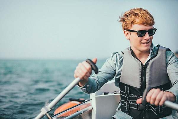 포토 JPG 주간 서양인 외국인 남자 맨라이프 여행 한명 미소 앉기 상반신 20대 성인 해변 야외 앞모습 선글라스 제주도 즐거움 카약 노젓기 성인남자한명만 국내포토 자연요소 1 라이프스타일 감정 안경 바다 뷰포인트 모션 한국 표정 사람 인종 청년 수상스포츠 남자한명만 성인남자만 파일형식