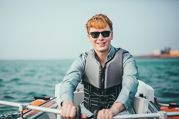 포토 JPG 주간 서양인 외국인 남자 맨라이프 여행 한명 미소 앉기 상반신 20대 성인 해변 야외 앞모습 선글라스 제주도 즐거움 카약 노젓기 성인남자한명만 국내포토 자연요소 1 라이프스타일 감정 안경 바다 뷰포인트 모션 한국 표정 사람 인종 청년 수상스포츠 남자한명만 성인남자만 파일형식