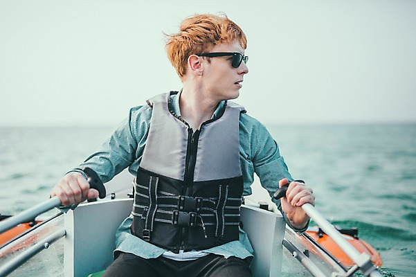 포토 JPG 주간 서양인 외국인 남자 맨라이프 여행 한명 앉기 상반신 20대 성인 해변 야외 앞모습 선글라스 제주도 즐거움 카약 노젓기 성인남자한명만 국내포토 자연요소 1 라이프스타일 감정 안경 바다 뷰포인트 모션 한국 사람 인종 청년 수상스포츠 남자한명만 성인남자만 파일형식