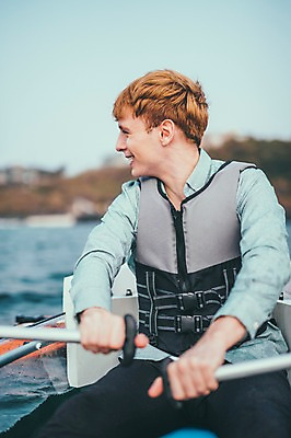 포토 JPG 주간 서양인 외국인 남자 맨라이프 여행 한명 미소 앉기 상반신 20대 성인 해변 야외 앞모습 제주도 즐거움 카약 노젓기 성인남자한명만 국내포토 자연요소 1 라이프스타일 감정 바다 뷰포인트 모션 한국 표정 사람 인종 청년 수상스포츠 남자한명만 성인남자만 파일형식