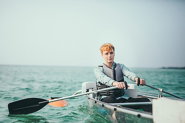 포토 JPG 주간 전신 서양인 외국인 남자 맨라이프 여행 한명 앉기 20대 성인 해변 야외 앞모습 제주도 즐거움 카약 노젓기 성인남자한명만 국내포토 자연요소 1 라이프스타일 감정 바다 뷰포인트 모션 한국 사람 인종 청년 수상스포츠 남자한명만 성인남자만 파일형식