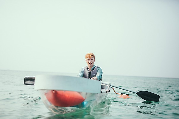 포토 JPG 주간 서양인 외국인 남자 맨라이프 여행 한명 미소 앉기 상반신 20대 성인 해변 야외 앞모습 제주도 즐거움 카약 노젓기 성인남자한명만 국내포토 자연요소 1 라이프스타일 감정 바다 뷰포인트 모션 한국 표정 사람 인종 청년 수상스포츠 남자한명만 성인남자만 파일형식