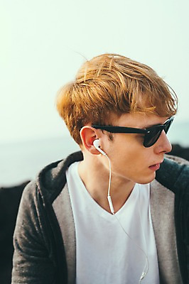 포토 JPG 주간 서양인 외국인 남자 맨라이프 이어폰 여행 휴식 한명 앉기 상반신 20대 성인 해변 야외 앞모습 선글라스 제주도 음악감상 바위 성인남자한명만 국내포토 자연요소 1 라이프스타일 안경 바다 뷰포인트 음향기기 컨셉 모션 한국 사람 인종 청년 감상 돌_바위 남자한명만 성인남자만 파일형식